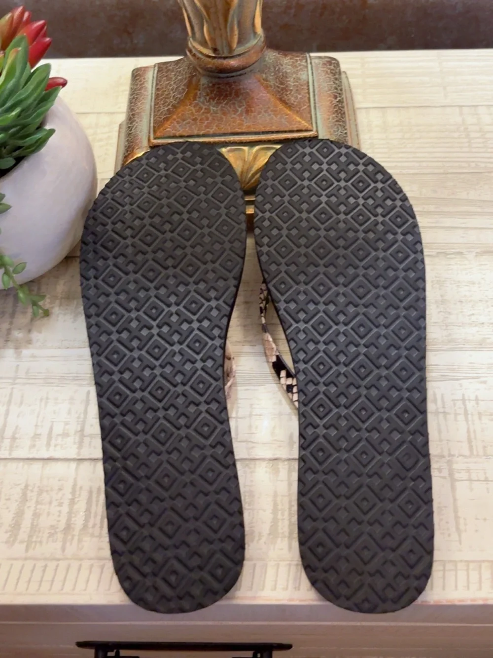 Like New ~ Women's Snake-Print Tory Burch Flip Flop Sandals in Beige ~ Size 8